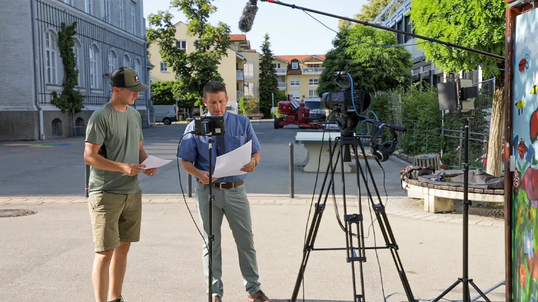 Interview-Dreh mit Immobilienmakler in Freilassing – professionelle Videoproduktion mit Kamera und Mikrofon.