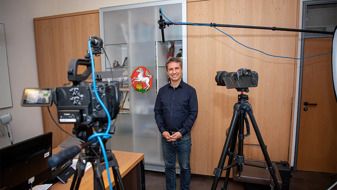 Videodreh mit Bürgermeister im Rathaus Freilassing – professionelle Interviewproduktion von Ameise-Film