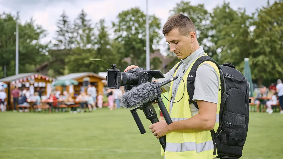 Videograf Emrah Halilovic mit Kameraausrüstung beim Stadtfest Freilassing am Badylon-Gelände