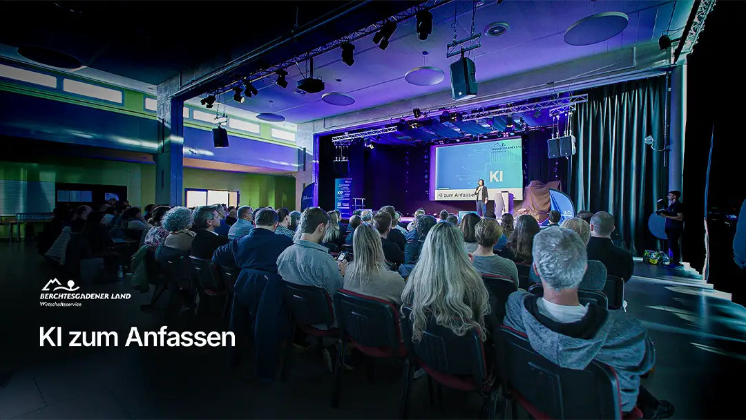 Bühnensetup und Gäste beim KI-Event im Karlsgymnasium Bad Reichenhall